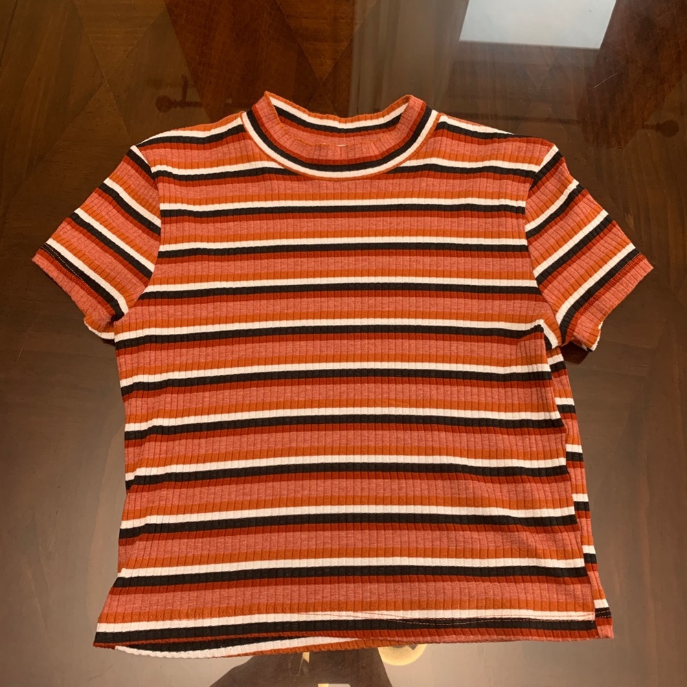 Short sleeve top. Fits like M.